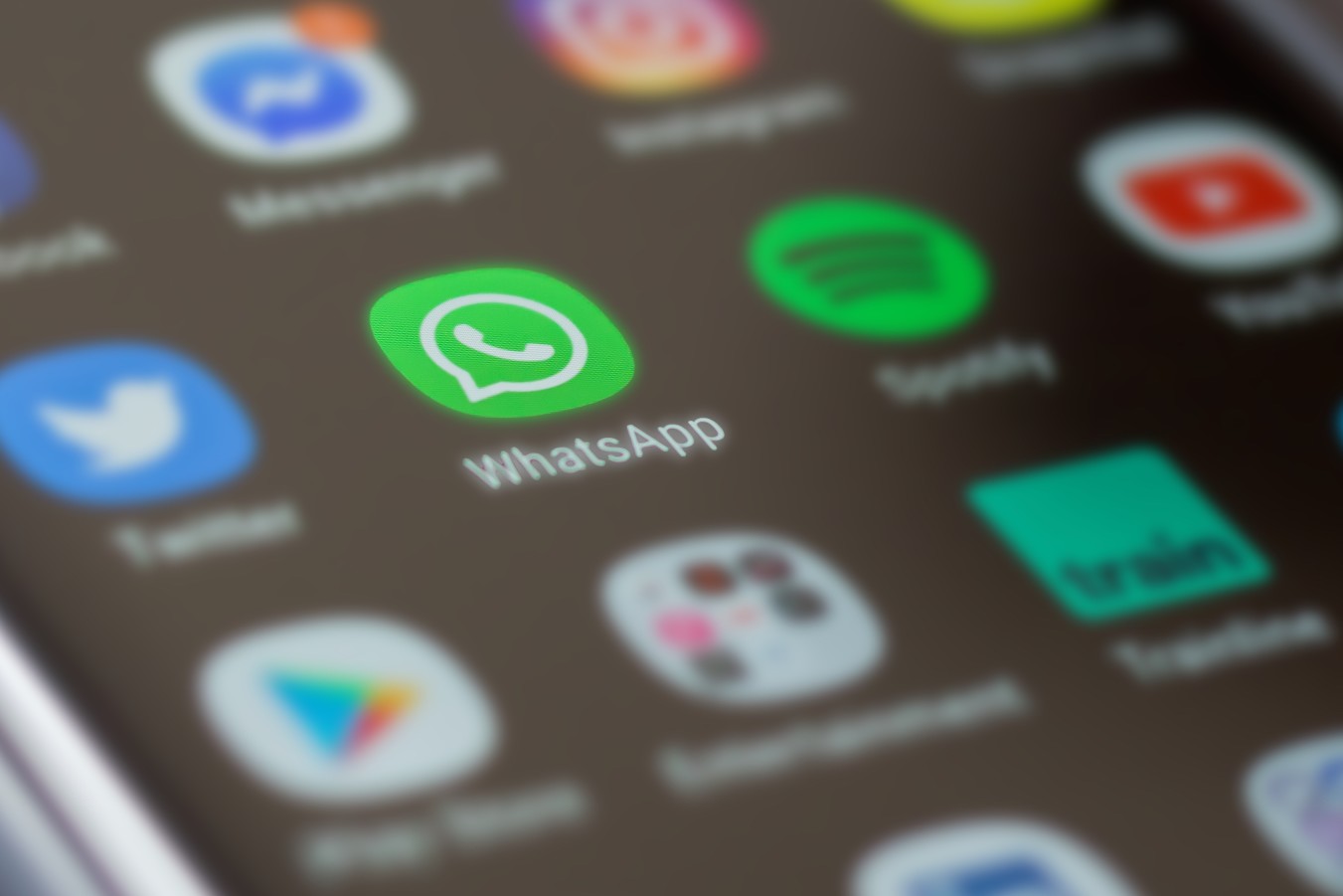 how does whatsapp work and what is it